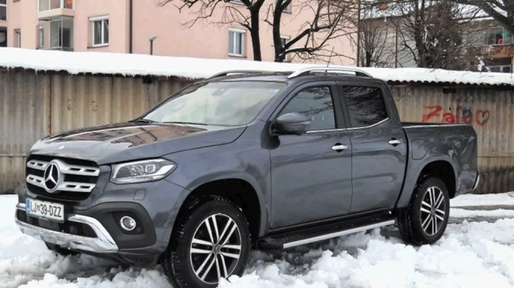 Mercedes-benz razred X (zgoraj) in toyota hilux