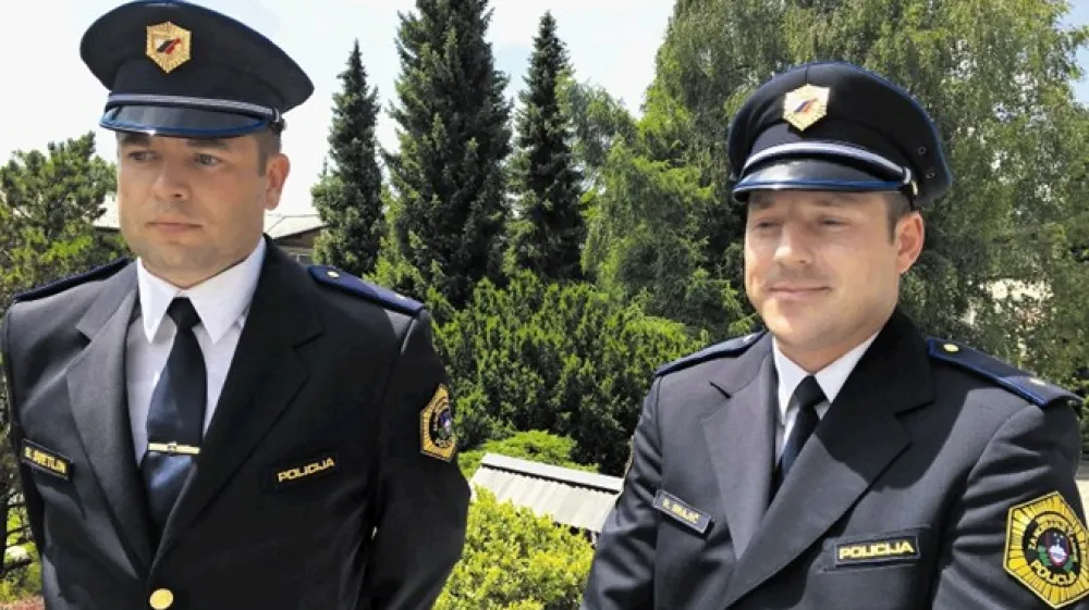 Blejska policista Blaž Svetlin (levo)  in Rok Brajič sta aprila iz gorečega in močno zadimljenega bloka pomagala evakuirati okoli 30 ljudi, med njimi sta re&scaron;ila nepokretno starej&scaron;o gospo. &raquo;Mislim, da le pe&scaron;čica ljudi tega ne bi storila,&laquo; je izjavil Brajić in priznal, da to zanj res ni bil vsakodnevni dogodek. Svetlin, ki je tudi gorski re&scaron;evalec in s helikoptersko ekipo pogosto veliko tvega, pa je pridal: &raquo;Ne počutim se, kot da bi storil kaj izjemnega.&laquo;