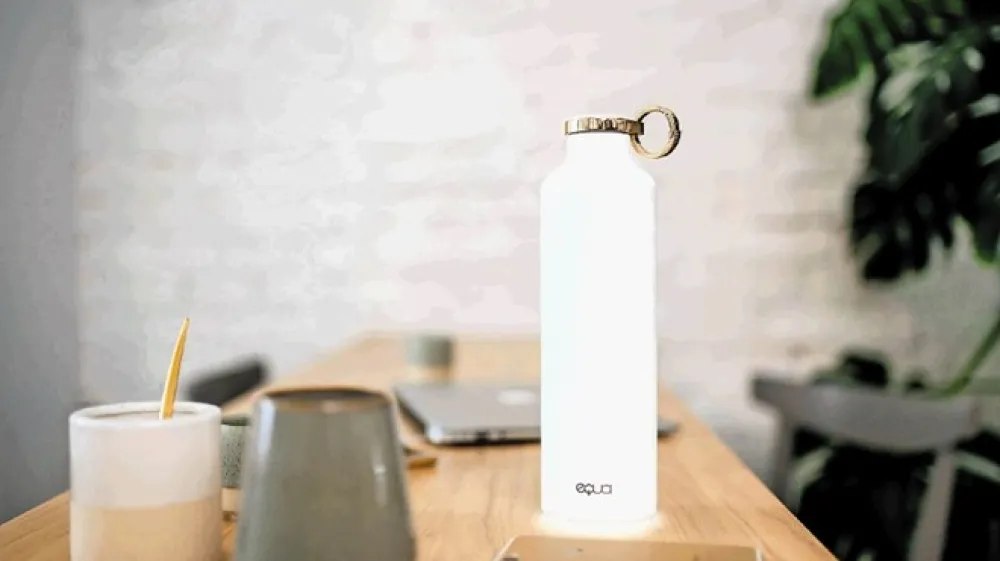 Če stekleničko dvakrat potrepljamo, nam s svetlobnim utripanjem sporoči, ali smo popili dovolj ali ne.