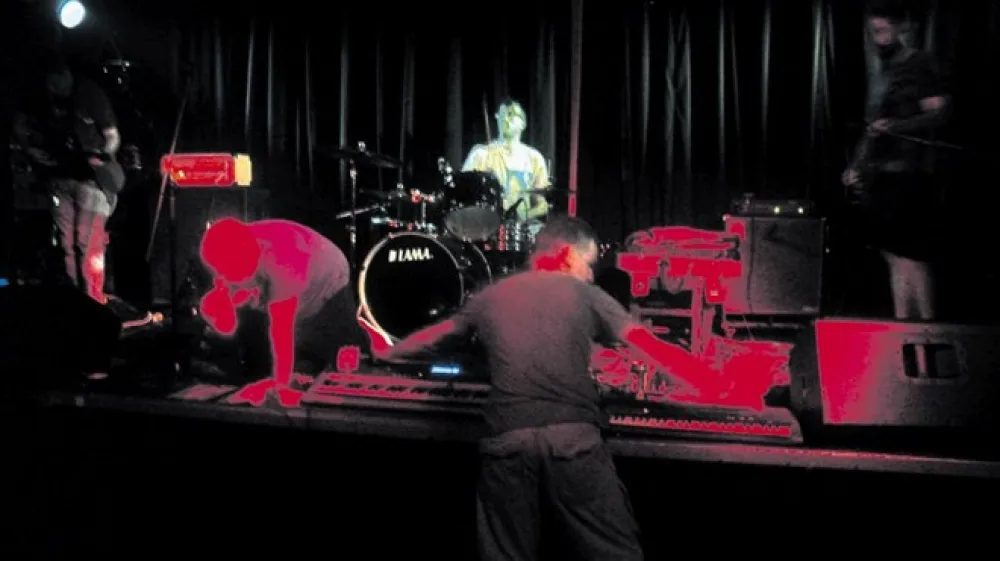 Pri zasedbi Nevem nevem gre za že dobro utrjen organizem, ki je izjemen v več pogledih.