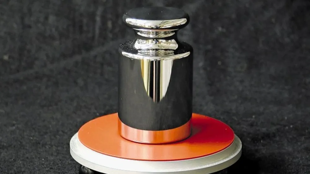 Kilogramska utež, ki jo hranijo na republi&scaron;kem uradu za meroslovje, je uradna   utež za Slovenijo. Po njej se umerjajo druge uteži. Hranijo tri kopije, ki jih izmenično kalibrirajo (umerjajo) v tujini.