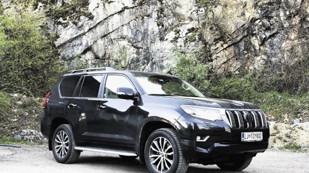 Toyota land cruiser je mogočen avtomobil, ki je na cestah udoben, na terenu pa pravi stroj, ki premaga vse ovire.