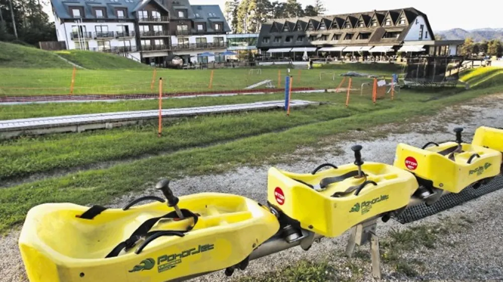 Hotel Arena ob snežnem stadionu (na fotografiji) bo od 1. septembra upravljalo podjetje Playgreen.  Z DUTB je sklenilo enoletno najemno pogodbo in si zagotovilo &scaron;e predkupno pravico za to nepremično premoženje, ki je bilo nekoč v lasti propadlega &Scaron;portnega centra Pohorje.