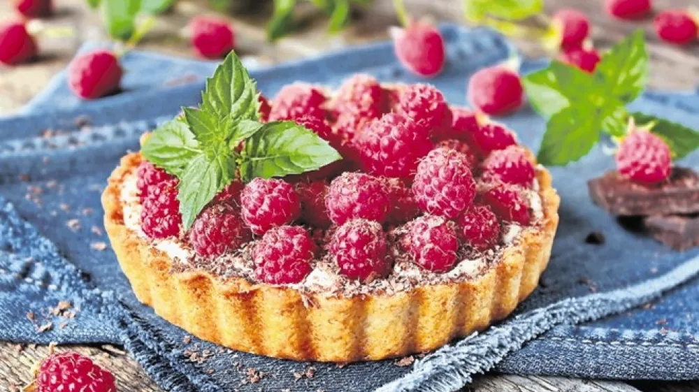 Malinovi piti se lepo podajo tudi listi poprove mete in nastrgana čokolada.