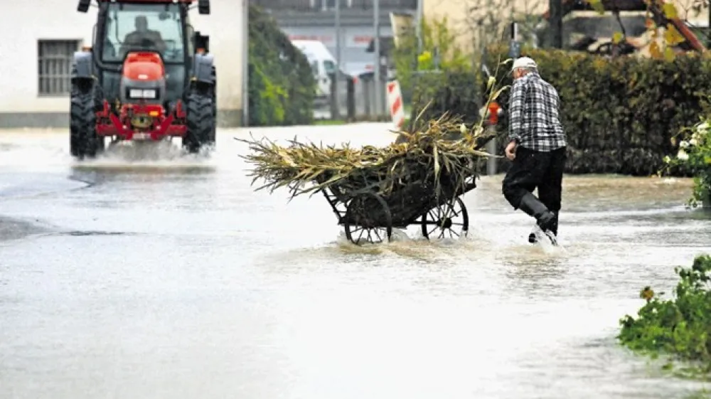 Novembra 2014 je obilno deževje povzročilo težave tudi na Igu, kjer je bilo poplavljenih več kot 300 hi&scaron;.