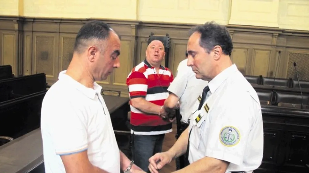 Fazli Gashi (v ozadju) je po priznanju krivde dobil &scaron;est let zapora. Besnik Xhabale je priznal že prej, obsojen je bil na tri leta in deset mesecev.