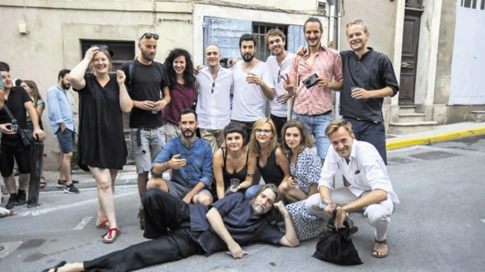 Slovenska fotografska reprezentanca je bila na odprtju razstave v Arlesu dobro razpoložena.