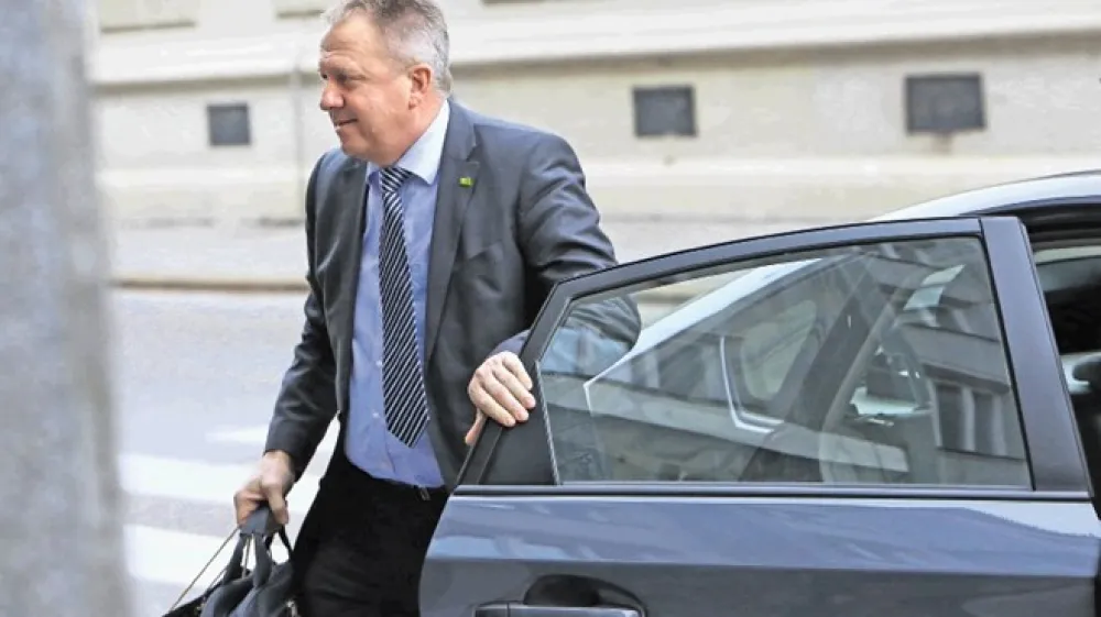 Pred prvim sestankom, aprila 2016, je Janez Zemljarič (levo) na ministrstvu, ki ga je vodil Zdravko Počival&scaron;ek, pustil svojo vizitko podjetja Eti-par, na julijski sestanek pa je prinesel predstavitev, ki jo je pripravila družba Gorenje projekt. A Zemljarič ni zakoniti zastopnik ne ene ne druge družbe.