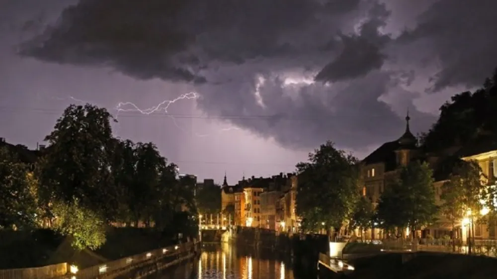 V povprečni poletni nevihti strokovnjaki zabeležijo vse do 15 tisoč strel, a jih na zemljino površino udari le desetina.