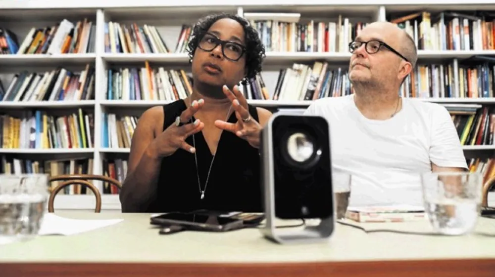 Lisa Arrastia in Mark Nowak na petkovem večernem pogovoru v prostorih Dru&scaron;tva slovenskih pisateljev