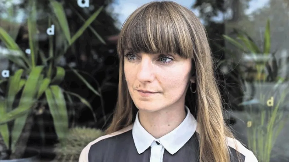 &raquo;Knjiga Razvezani vsebuje neko vednost, ki sem jo v tisti točki življenja imela, po dveh letih od oddaje rokopisa pa sem že drug človek z drugimi vsebinami, zato na to knjigo ne morem več gledati kot na nekaj svojega. Pripada neki pretekli Ani in kot taka mi je povsem v&scaron;eč,&laquo; trdi Ana Schnabl.