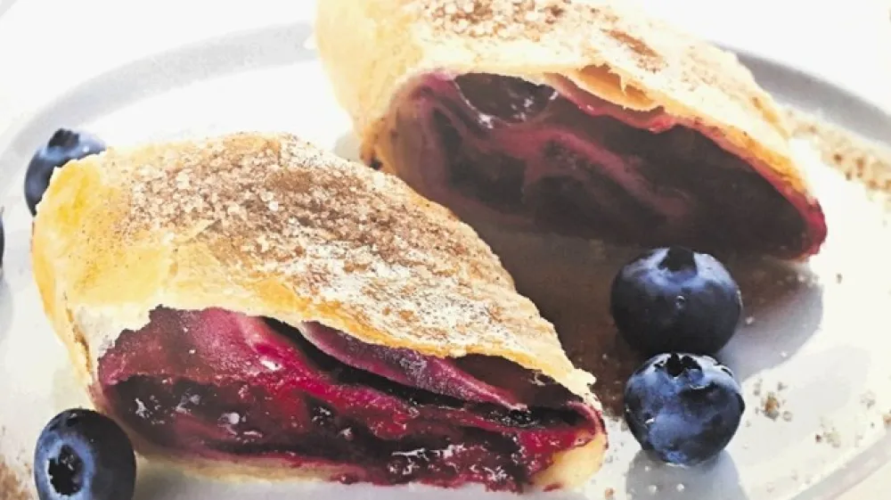 Borovničeve &scaron;truklje, ko so pečeni, posujemo  s sladkorjem v prahu in cimetom.