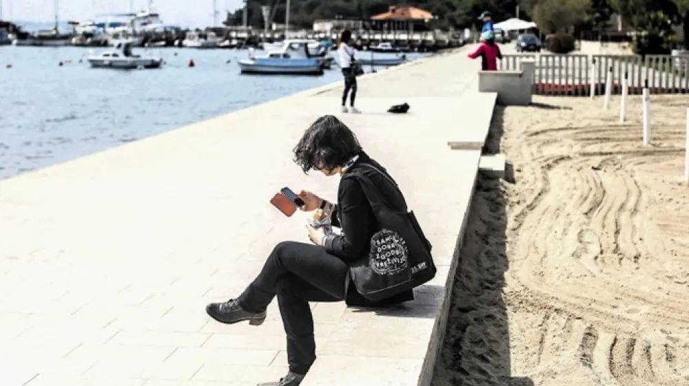 Ko pridejo v tujo državo, dobijo na svoj mobilni telefon  sporočila o konzularni pomoči vsi slovenski uporabniki razen tistih, ki so naročniki Telekoma.