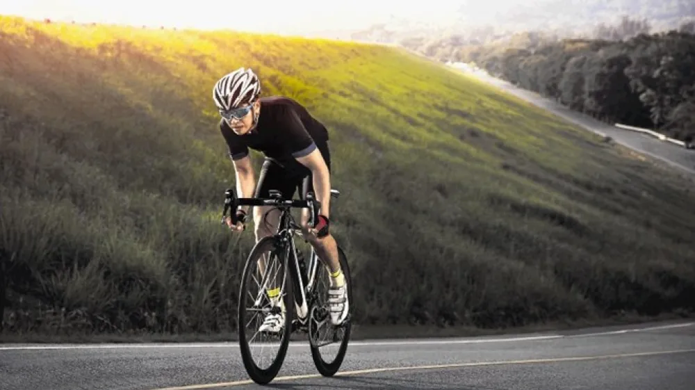 V cestnem prometu je čelada obvezna do polnoletnosti, nadvse priporočljiva pa je tudi kasneje.