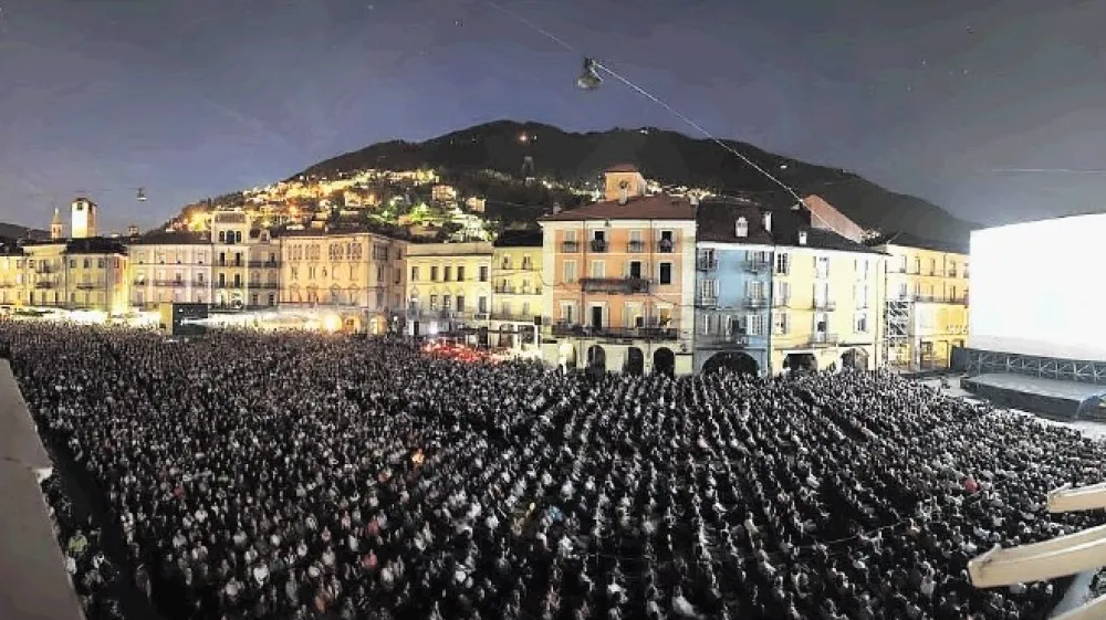 Na filmskem festivalu v Locarnu večina projekcij poteka na mestnem trgu, na katerem je eno največjih filmskih platen na svetu.