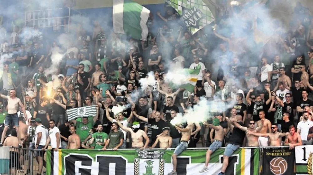 Od dandana&scaron;njih navija&scaron;kih napevov je zanimiva &raquo;Umrl  je Maribor&laquo;, kar je sicer &raquo;We left our wifes at home&laquo; iz leta 1955, avtorstvo Valterja Ostanka, kanadskega  kralja polke slovenskega rodu, pri nas bolj znana po verziji Ivice &Scaron;erfezija &raquo;Žena naj bo doma&laquo; iz leta 1971.