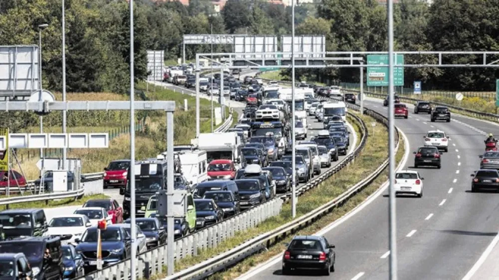 Na&scaron;e avtoceste so polno obremenjene in povsem na meji zmogljivosti. Treba se bo lotiti &scaron;iritve ali kako drugače urediti tovorni promet, sicer nas čakajo resne težave, opozarjajo na AMZS.