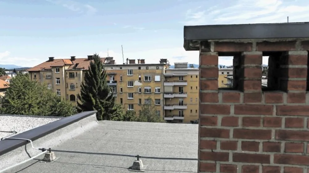 Ob prenavljanju stanovanj v blokih lastniki pogosto ne razumejo, da vsak zračnik in dimnik v stavbi lahko služi izključno enemu namenu. Fotografija je simbolična.
