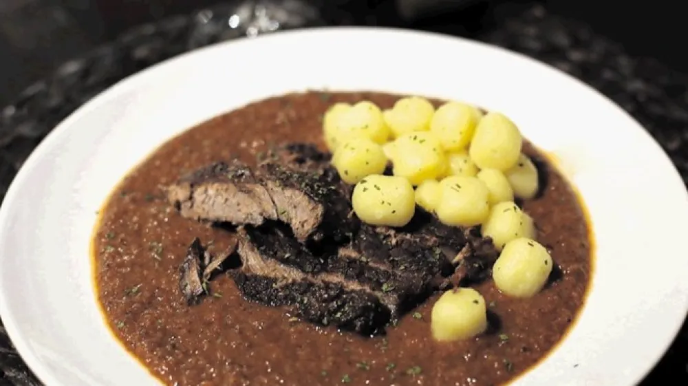 Skrivnost okusa pa&scaron;ticade je predvsem v izjemno bogati marinadi.