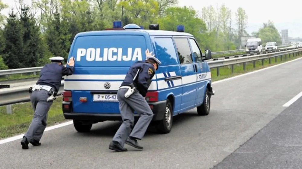 Monotonost nočne izmene si je policijska patrulja popestrila tudi s tem, da je najstnici brez vozni&scaron;kega dovoljenja zaupala upravljanje policijske marice. Fotografija je simbolična.