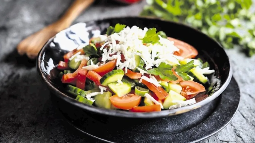 &Scaron;opska se od gr&scaron;ke solate razlikuje predvsem po odsotnosti oliv, oljčnega olja in origana.