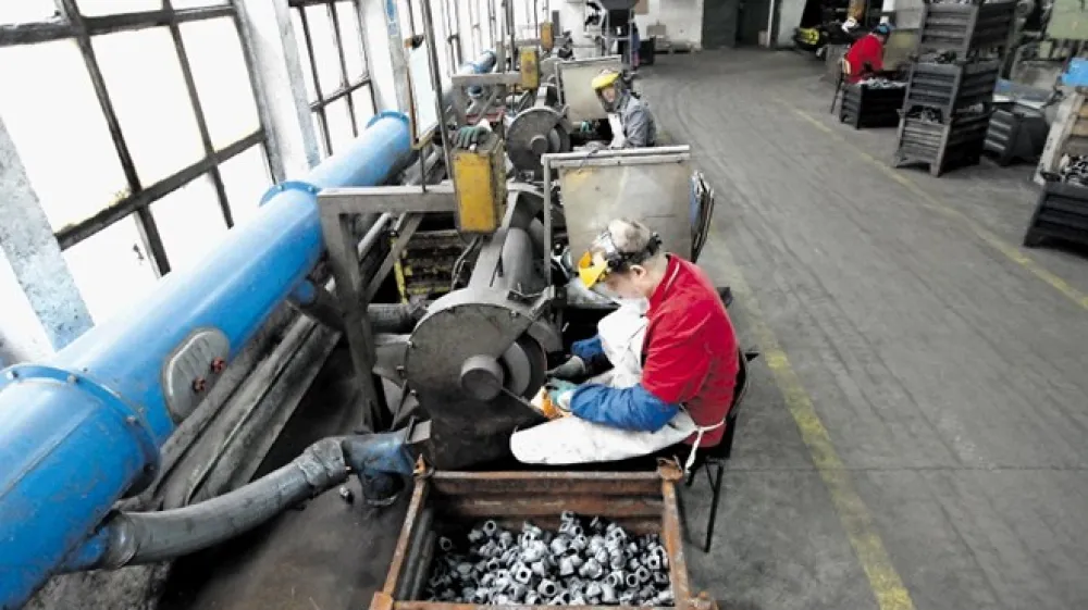 Livarno Titan so in&scaron;pektorji obiskali že v preteklih letih, ko so ji izrekali kazni zaradi neprimernih sanitarij, nepravilnosti pri izplačilu regresa in prekomernih delovnih obremenitev. Junija so prvič odkrili tudi nezakonito najemanje delavcev.