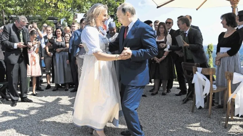 Po plesu z nevesto, avstrijsko zunanjo ministrico Karin Kneissl se je Vladimir Putin oglasil &scaron;e na delovnem obisku pri nem&scaron;ki kanclerki Angeli Merkel v vladnem dvorcu Meseberg.