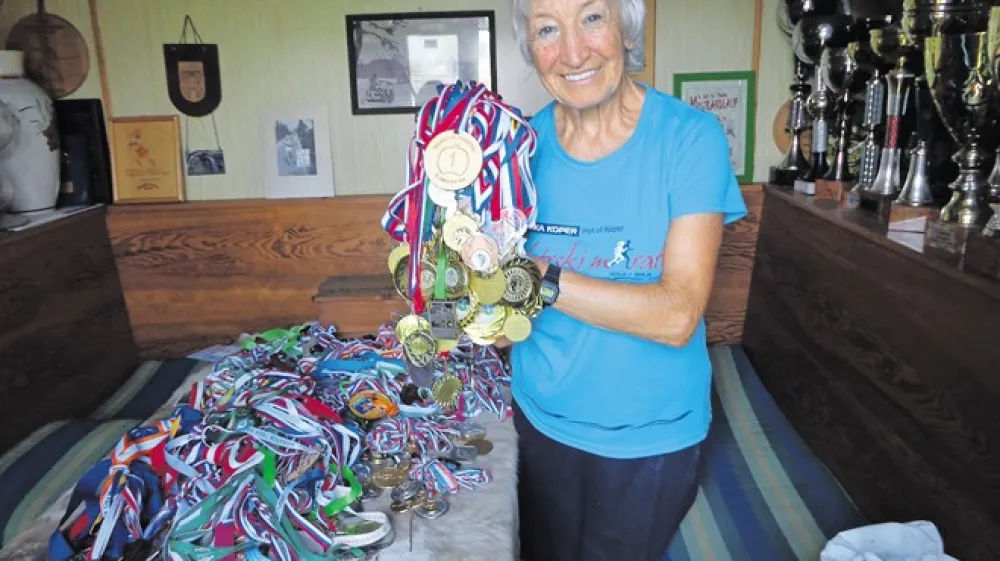 Na kupe medalj, zlate, srebrne, bronaste, in pokalov v njeni vrtni uti &ndash; to so spomini na vse kilometre, ki so jih premagale njene noge. (foto: Katja Petrovec)