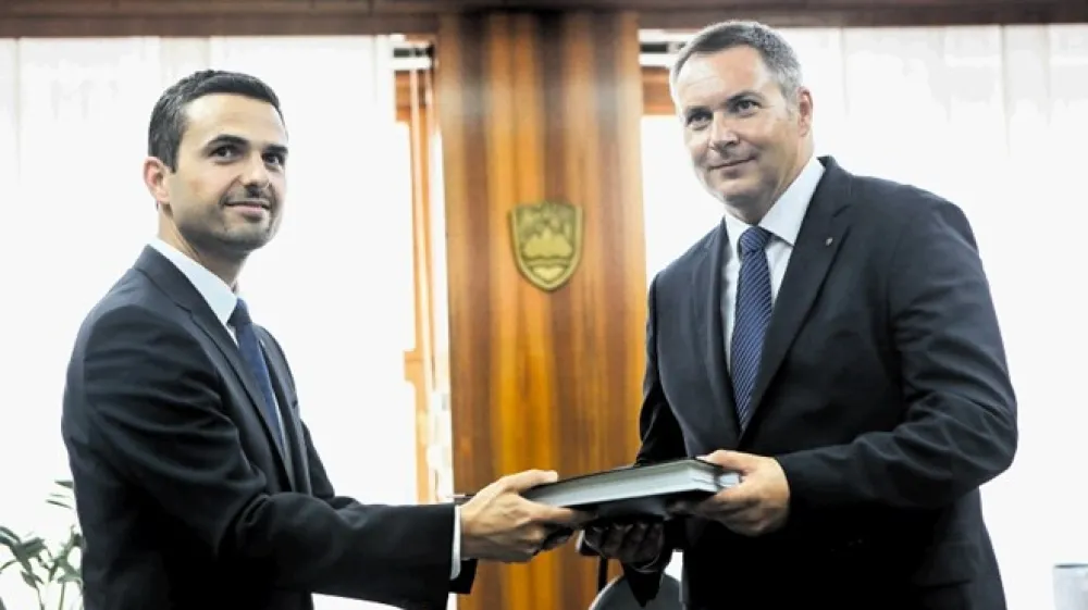 Novega predsednika državnega zbora Dejana Židana (SD) je podprlo 49 poslancev, kar je bistveno manj od podpore, ki jo je pred dvema mesecema dobil Matej Tonin (NSi), ki je zbral 80 poslanskih glasov.