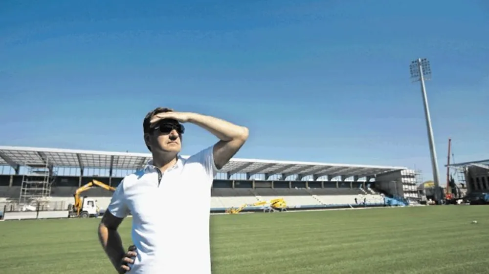 Mnogi menijo, da je NK Koper dobil denar Luke Koper po zaslugi župana Borisa Popoviča, ki pravi, da s poravnavo nima nič. &raquo;Je pa lepo, da se v tako majhnem kraju, kot je Koper, znamo dogovoriti brez sojenja,&laquo; je komentiral.