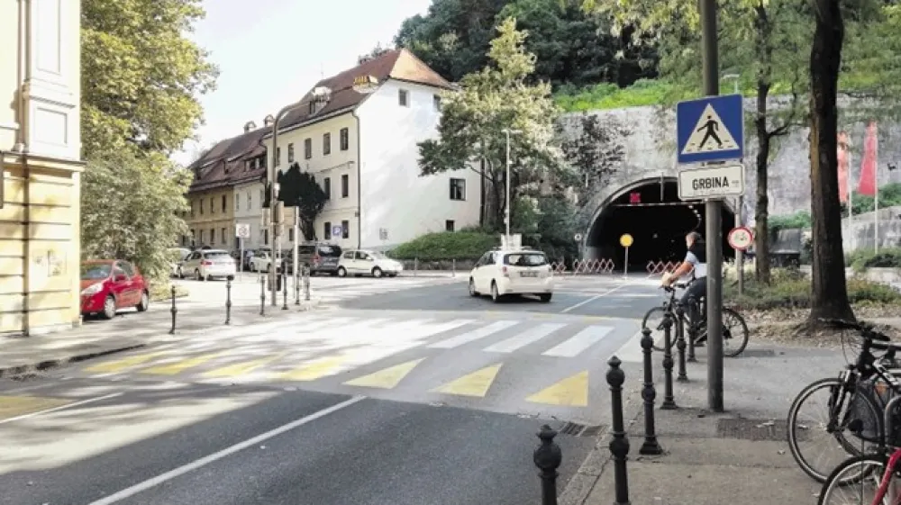 Mestna občina Ljubljana napoveduje, da bo predvidoma jutri promet znova stekel po Karlov&scaron;ki cesti in skozi predor pod Ljubljanskim gradom, Gosposvetsko cesto pa naj bi odprli v petek.