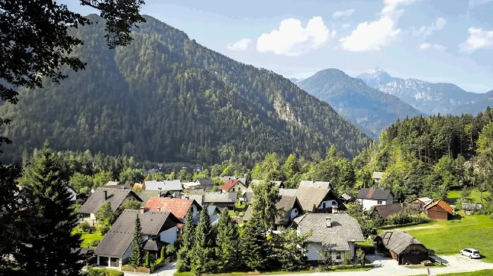 Jezersko je prvi slovenski kraj, ki so ga sprejeli v mednarodno mrežo gorni&scaron;kih vasi, usmerjenih v trajnostni turizem. Skupna sta jim skrb za naravo in kulturno dedi&scaron;čino.