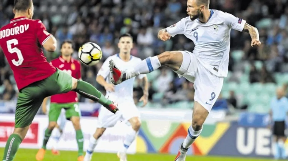 Slovenska nogometna reprezentanca (desno Tim Matavž, ki je v igro vstopil v 73. minuti) je ligo narodov začela s porazom proti Bolgariji.