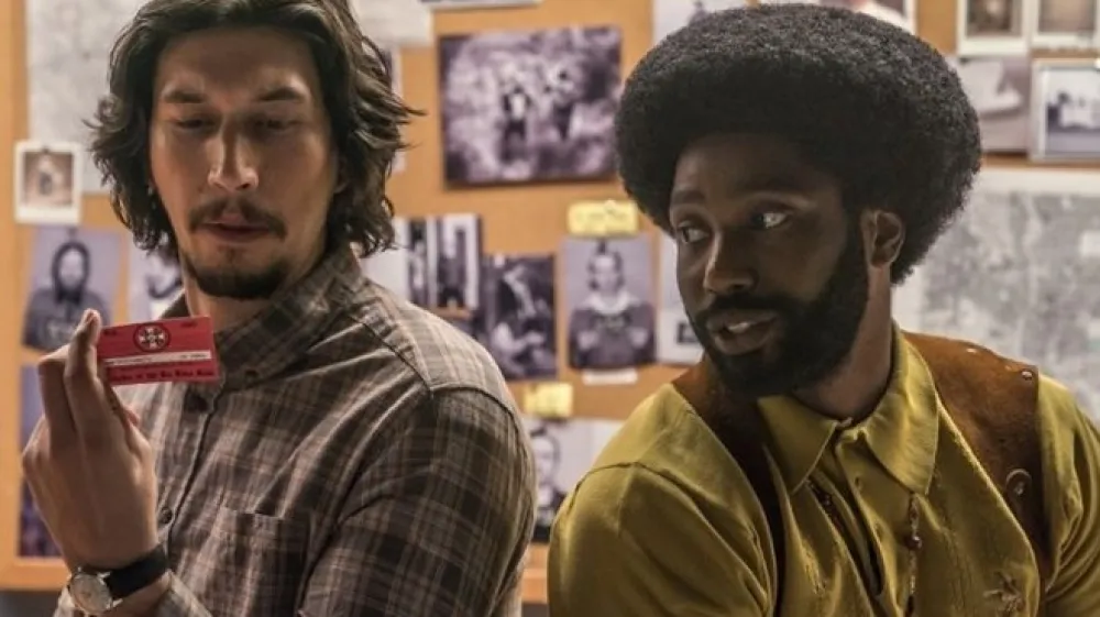 Adam Driver (levo) in John David Washington se pod krinko infiltrirata v rasistično združbo kukluksklan.