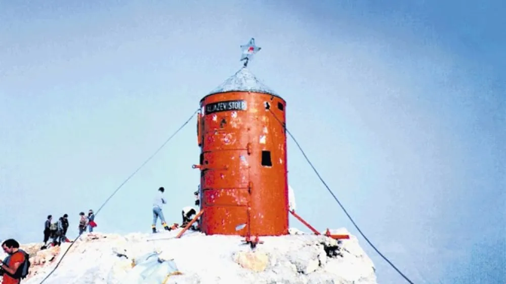 Leta 1948 je bil Aljažev stolp rdeče barve, njegov vrh pa je krasila zvezda.