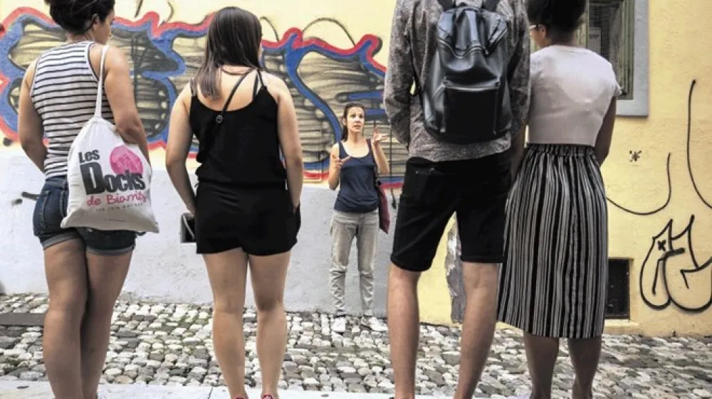 Grafitarska tura ponuja novo branje zgodovine ljubljanskih ulic in odsev vsakodnevnega družbenega dogajanja. (Foto: Matjaž Ru&scaron;t)