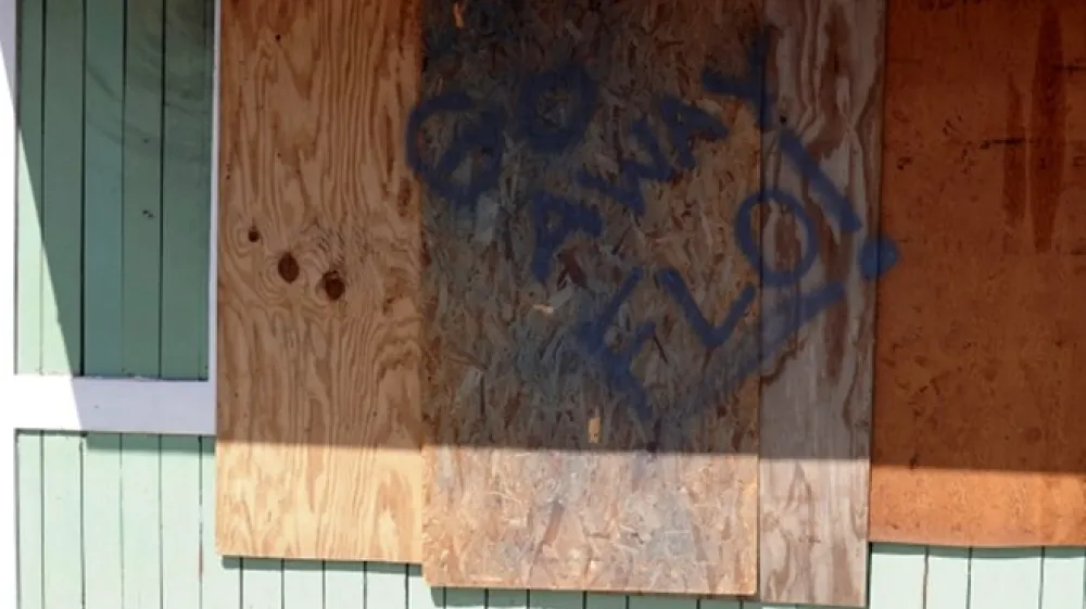 Prebivalci Severne Karoline so svoje domove za&scaron;čitili pred bližajočim se orkanom.