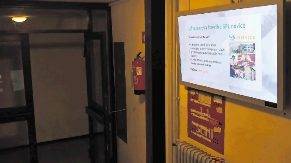 O poskusni namestitvi zaslona stanovalcev niso prej obvestili, čeprav pomeni nov stro&scaron;ek pri porabi elektrike v skupnih prostorih.