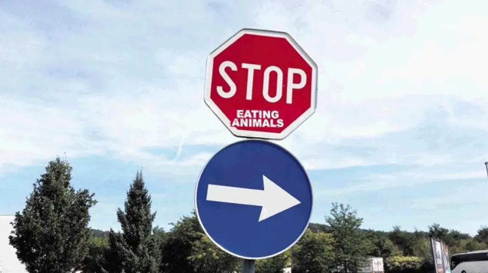 Nalepka na prometnem znaku v ljubljanskem trgovskem sredi&scaron;ču