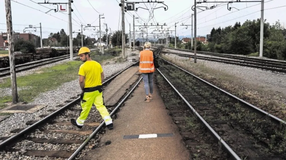 Direkcija za infrastrukturo bo zaradi hrupa, ki ga na železni&scaron;kih postajah Zalog in Polje povzroča železni&scaron;ki promet, zamenjala okna na stavbah, ki jih ta hrup najbolj prizadene. Predvideni so &scaron;e drugi protihrupni ukrepi, vendar je začetek njihove izvedbe težko napovedati.