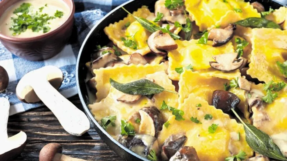 Slastni so sirni ravioli v masleni omaki iz jurčkov, česna, peter&scaron;ilja in žajblja.