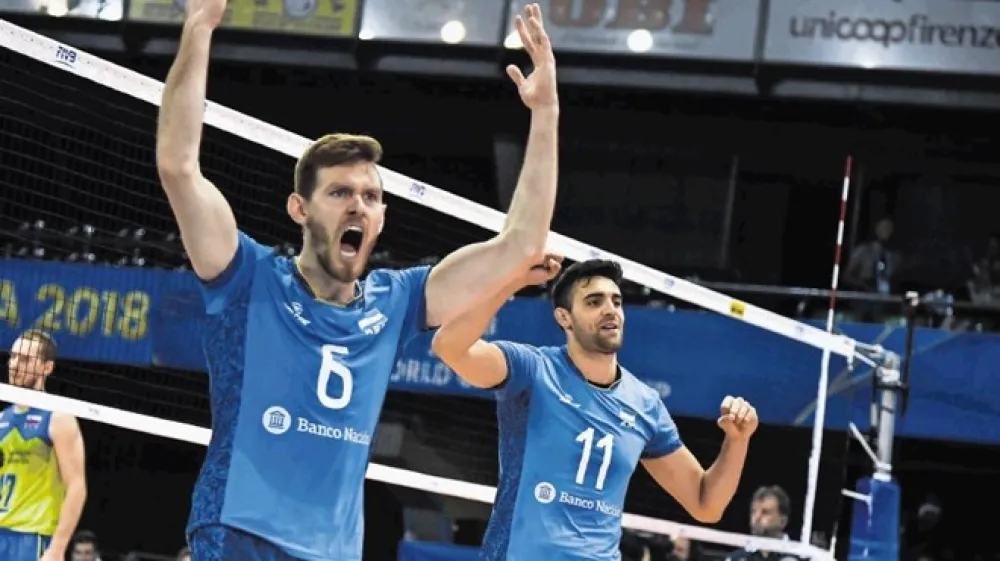 Argentinski odbojkar slovenskih korenin Cristian Poglajen (s &scaron;tevilko 6) je imel veliko zaslug, da je Argentina premagala Slovenijo in se uvrstila v drugi del svetovnega prvenstva v odbojki.