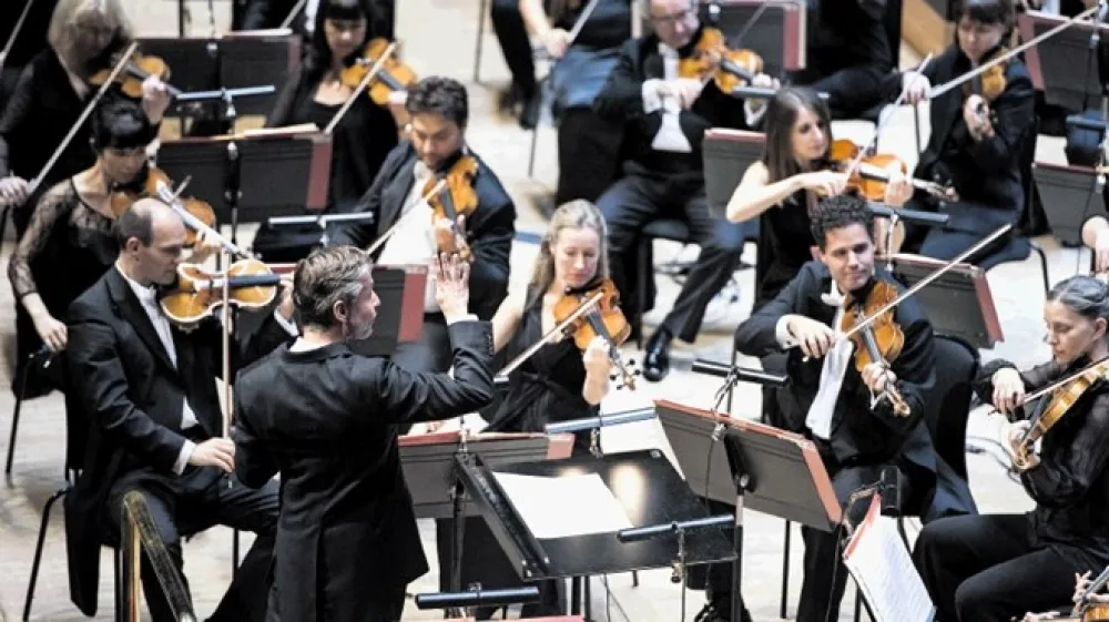 Leto&scaron;nji zlati abonma je odprl orkester Philharmonia iz Londona pod taktirko Esa-Pekke Salonena.