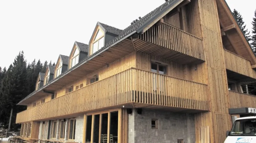 Čeprav je vi&scaron;je sodi&scaron;če odločilo o lastni&scaron;tvu hotela Jelka na Pokljuki, je to &scaron;e vedno negotovo, razjasnila ga bo &scaron;ele vložena revizija na vrhovnem sodi&scaron;ču.