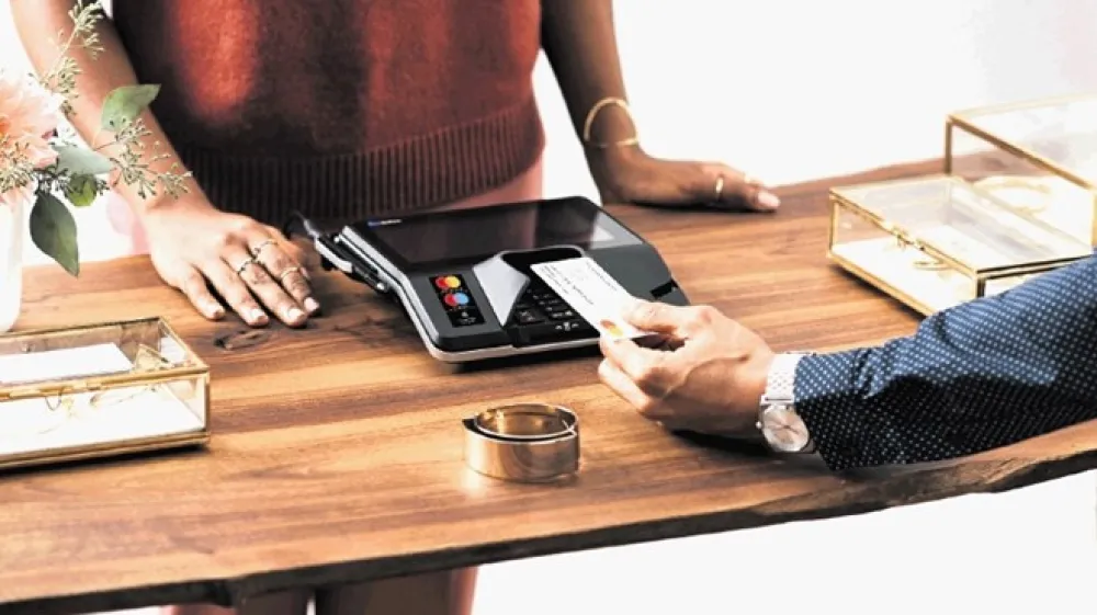 Skoraj vsaka druga kartična transakcija je izvedena brezstično. Brezstična tehnologija &scaron;e vedno raste kot naj&scaron;ir&scaron;e sprejeta oblika elektronskega plačevanja v Evropi.