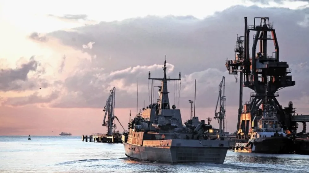 Luka Koper ne bo voja&scaron;ko opori&scaron;če zveze Nato, niti njena logistična točka, prav tako ne bo imela  vloge pri Natovi voja&scaron;ki vaji.  Slovenski vojski pa mora ponuditi podporo pri logističnih premikih obrambnih sil in voja&scaron;kih sredstev.