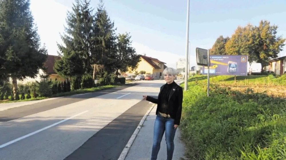 Približno na tem mestu naj bi 3. os po trenutnem načrtu z nadvozom ločila naselji Ločno in Mačkovec. Mateja Jaklič iz Dru&scaron;tva Novo mesto poudarja, da nikakor ne nasprotujejo obvoznici v svojem okolju, ampak cesti, ki re&scaron;uje evropski tranzit.