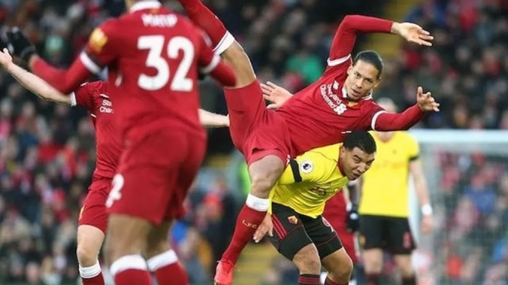 Virgil van Dijk v rdečem in Troy Deeney v rumenem dresu.