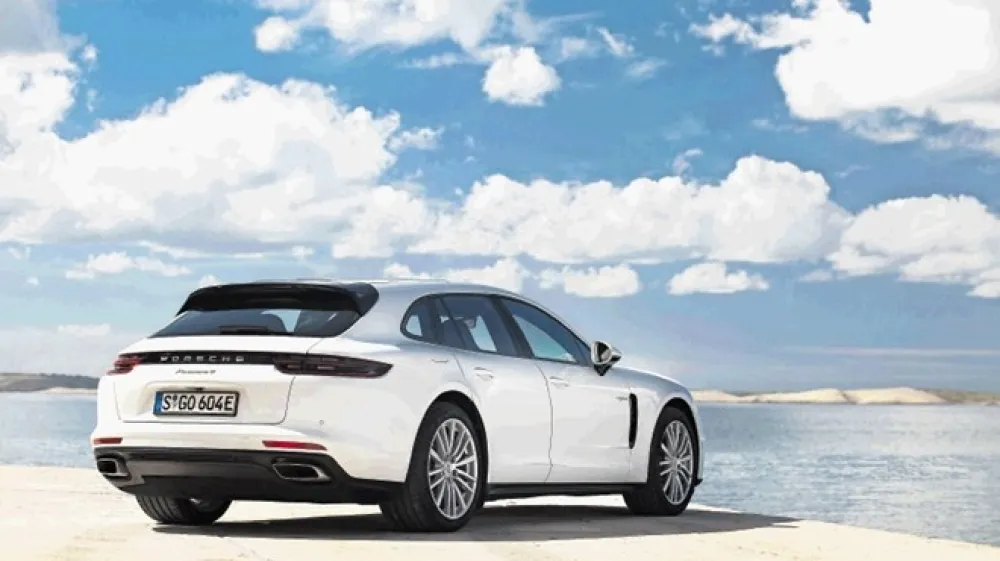 Na slovenskih cestah je vse več avtomobilov s tujimi registrskimi tablicami, katerih lastniki so Slovenci.