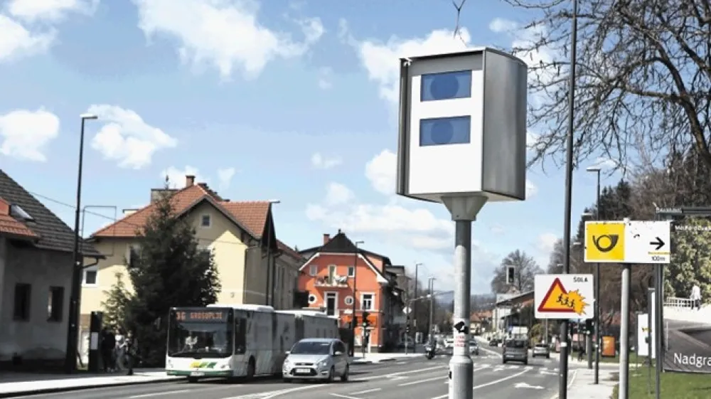 Mestna občina Ljubljana je doslej s stacionarnim superradarjem merila hitrosti na Slovenski, Ro&scaron;ki, Dolenjski in Celov&scaron;ki cesti. Ohi&scaron;ja za pravkar kupljeni drugi superradar pa je namestila na Zadobrov&scaron;ko cesto, Cesto Dolomitskega odreda in v Slovenčevo ulico, kjer radar od danes že meri hitrosti.